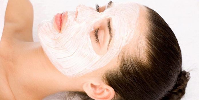 Maschere viso nutrienti ed idratanti fai da te. La tua pelle del viso sembra affaticata e disidratata e non sai cosa fare per renderla più bella e luminosa? Scopri come fare una maschera viso idratante e nutriente fatta in casa con ingredienti naturali ed alcuni consigli per la cura della pelle del viso. Maschere viso nutrienti ed idratanti fai da te. La tua pelle del viso sembra affaticata e disidratata e non sai cosa fare per renderla più bella e luminosa? Scopri come fare una maschera viso idratante e nutriente fatta in casa con ingredienti naturali ed alcuni consigli per la cura della pelle del viso.