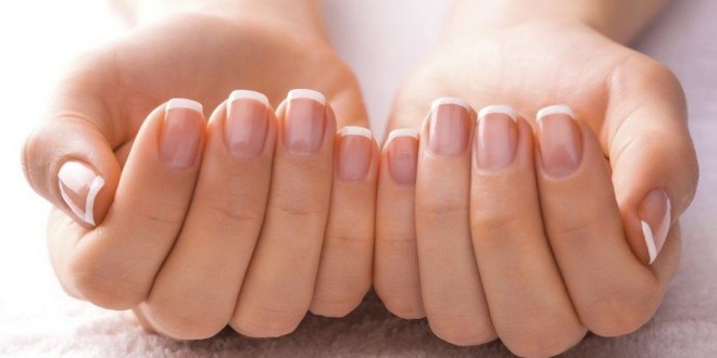 Unghie che si sfaldano: cause, rimedi naturali e cosa fare. Hai le unghie fragili e che si spezzano facilmente? Scopri quali sono le cause, cosa fare per rinforzare le unghie deboli, cosa mangiare per avere unghie sane e belle e i migliori rimedi naturali contro le unghie fragili che si sfaldano.