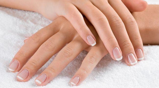 Mani secche e screpolate: cause e rimedi naturali. Scopri le cause delle mani secche e screpolate, cosa fare, cosa usare e i rimedi più efficaci per avere mani perfette e curate.