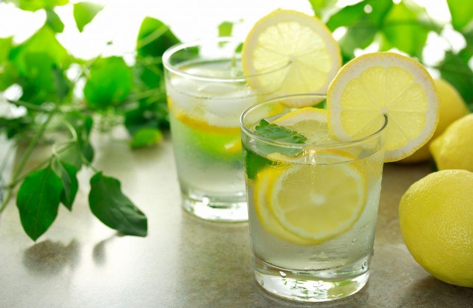 Bere acqua e limone al mattino fa bene o fa male? Scopri i benefici di questa bevanda.