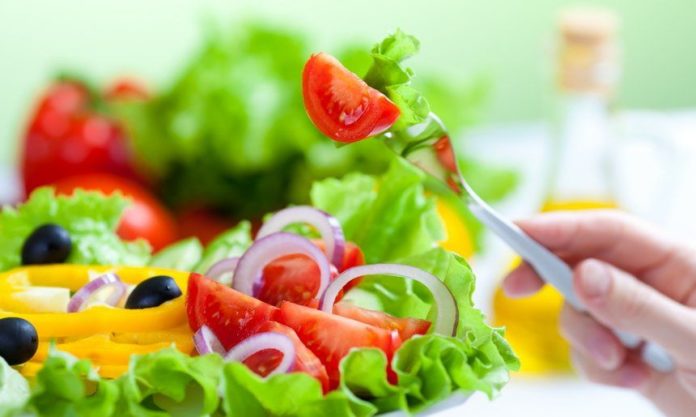 Colesterolo alto: cause,sintomi, valori, rimedi naturali,alimenti da evitare, cosa mangiare, esempio di dieta per abbassare il colesterolo Colesterolo alto: cause,sintomi, valori, rimedi naturali,alimenti da evitare, cosa mangiare, esempio di dieta per abbassare il colesterolo