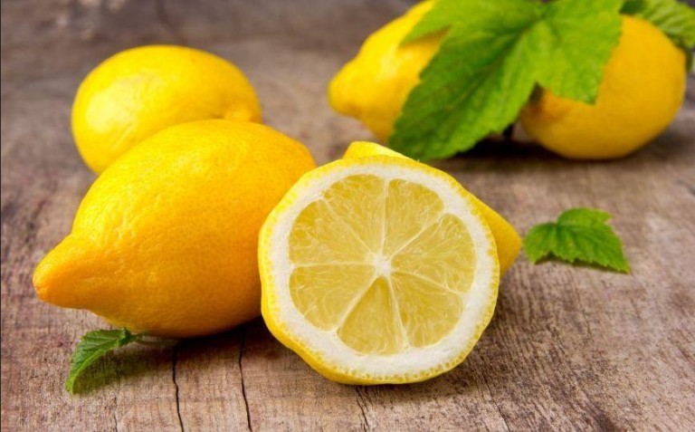 Limone: proprietà, benefici, rimedi naturali e controindicazioni