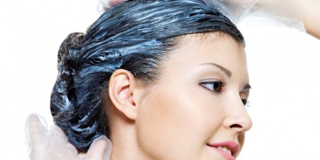 Maschera per i capelli secchi e feriti con oli e vitamine