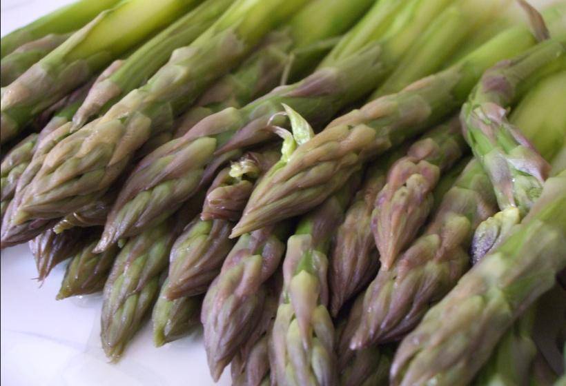 Asparagi: proprietà, benefici, valori nutrizionali, uso, rimedi naturali e controindicazioni. Scopri le proprietà degli asparagi per depurare l'organismo e dimagrire in modo naturale, i benefici per la salute, i valori nutrizionali, a cosa servono, gli usi, le controindicazioni e gli effetti collaterali.