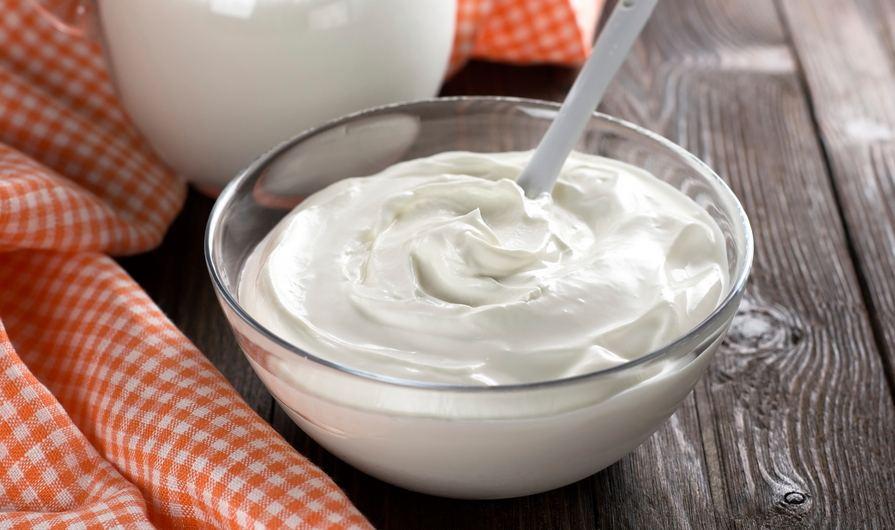 Yogurt: proprietà, benefici, utilizzi e controindicazioni. Scopri quali sono le proprietà benefiche dello yogurt, i benefici per la salute, come usare lo yogurt in cucina o per la bellezza della pelle e dei capelli, le controindicazioni e gli effetti collaterali per chi ne abusa.