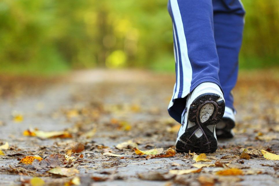 Camminare fa bene: i benefici per la salute, tecniche di camminata e consigli utili. Scopri perché camminare fa bene alla salute, come camminare bene per dimagrire, le regole perché sia veramente salutare e alcuni consigli utili.
