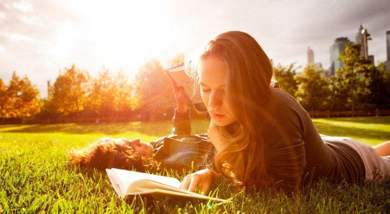 Leggere fa bene alla salute! Scopri perché è importante leggere un libro, quali sono i benefici della lettura e una lista di libri da leggere assolutamente.