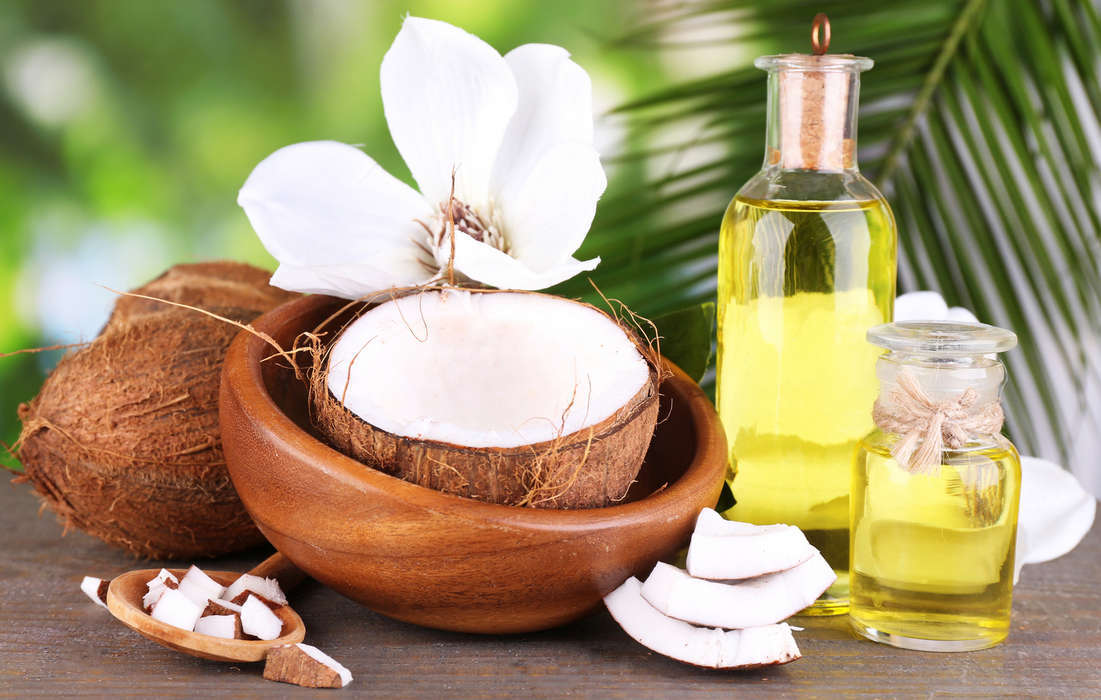 Olio di cocco: proprietà, benefici, valori nutrizionali e controindicazioni. Scopri le proprietà benefiche dell'olio di cocco, tutti i suoi utilizzi in cucina e nella cosmetica, le calorie, i valori nutrizionali e le controindicazioni.