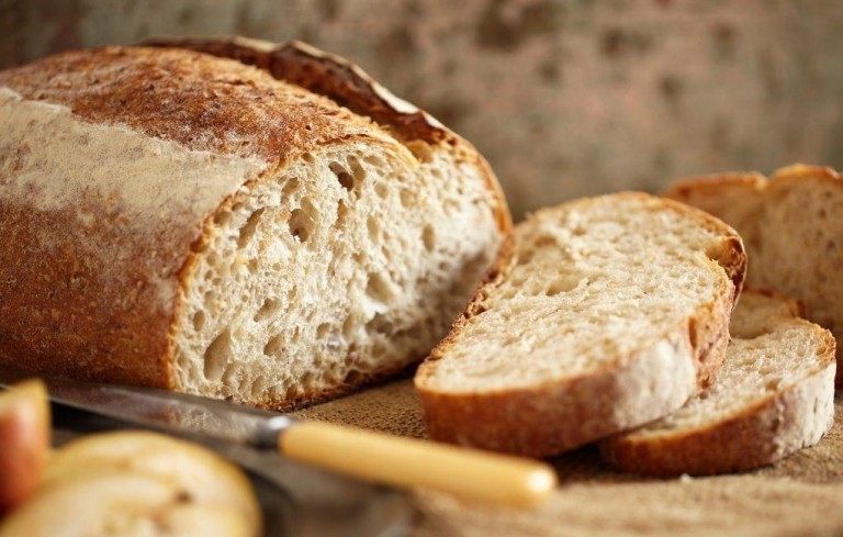 Pane fatto in casa: ricetta base + altre ricette sfiziose. Scopri come fare la pasta per il pane fatto in casa, la ricetta spiegata passo per passo, gli ingredienti ed alcune ricette facili e veloci per fare il pane in casa.