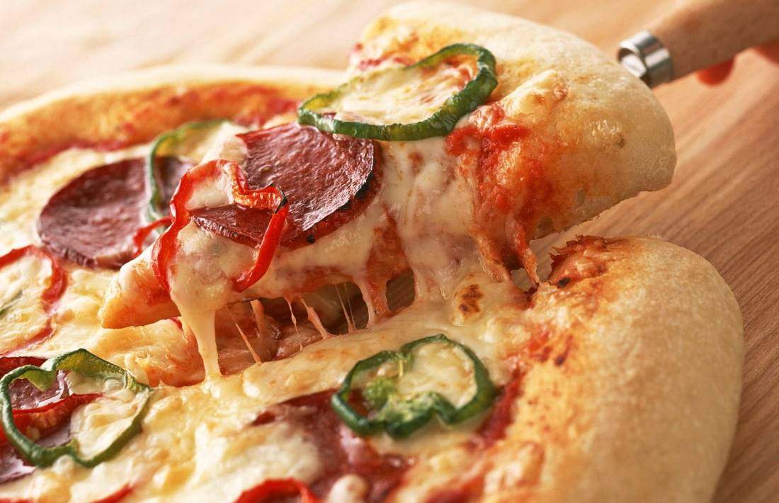 pizza fatta in casa - come fare la pizza in casa la ricetta facile e veloce