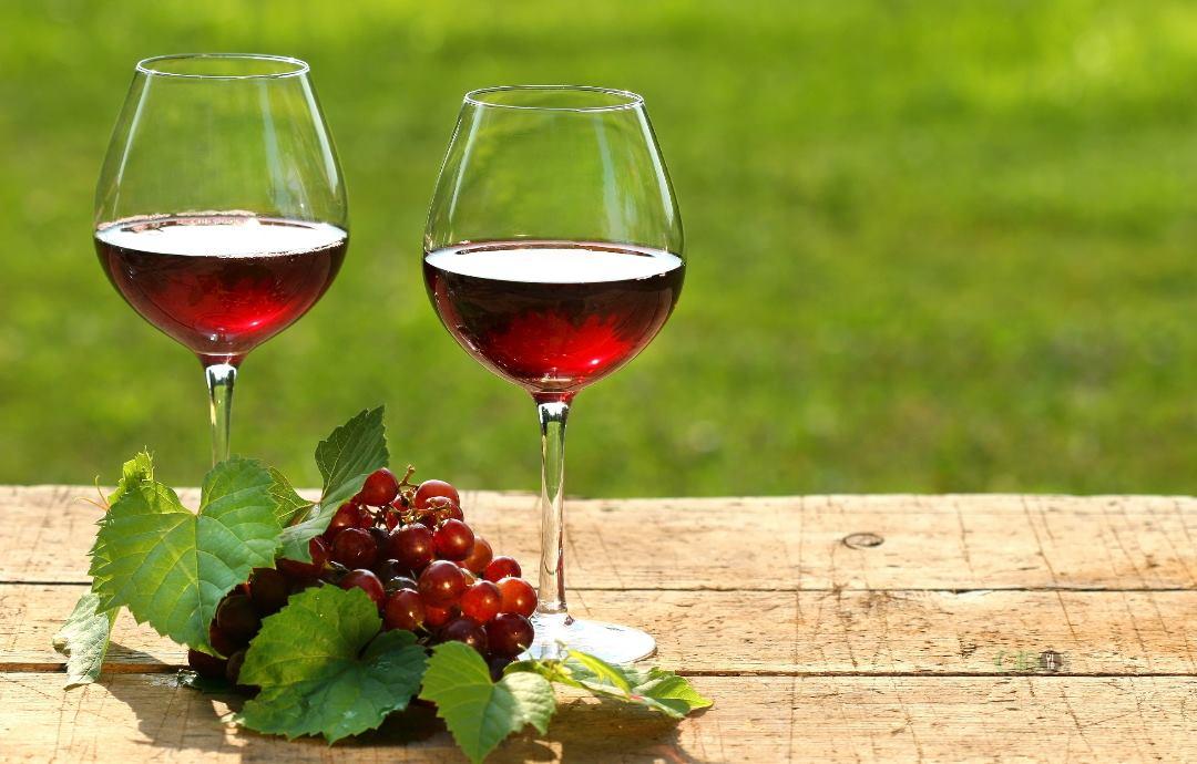 Vino rosso: proprietà, benefici, calorie, valori nutrizionali e controindicazioni