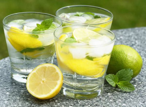Acqua e limone: benefici per la salute e controindicazioni. Bere un bicchiere di acqua calda e limone la mattina fa bene o fa male?