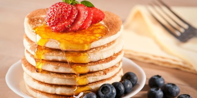 Pancake - ricetta americana originale più altre tante ricette di pancake facili e veloci. Scopri la ricetta, gli ingredienti ed i consigli per preparare il pancake light, senza burro o senza latte.