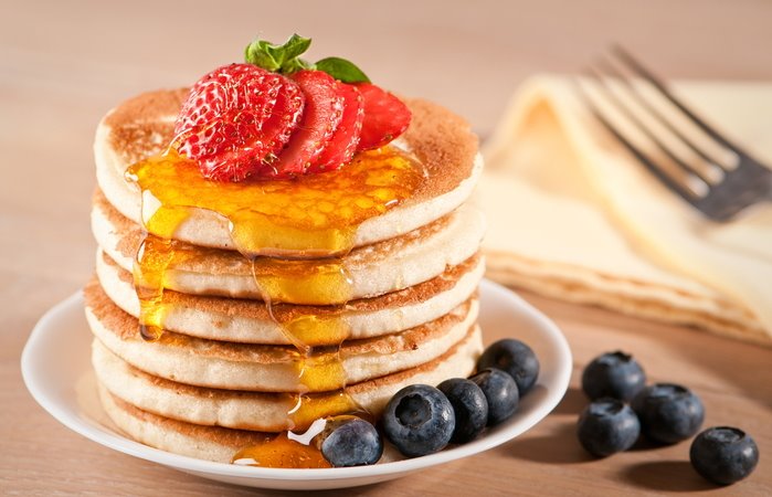 Pancake - ricetta americana originale più altre tante ricette di pancake facili e veloci. Scopri la ricetta, gli ingredienti ed i consigli per preparare il pancake light, senza burro o senza latte.