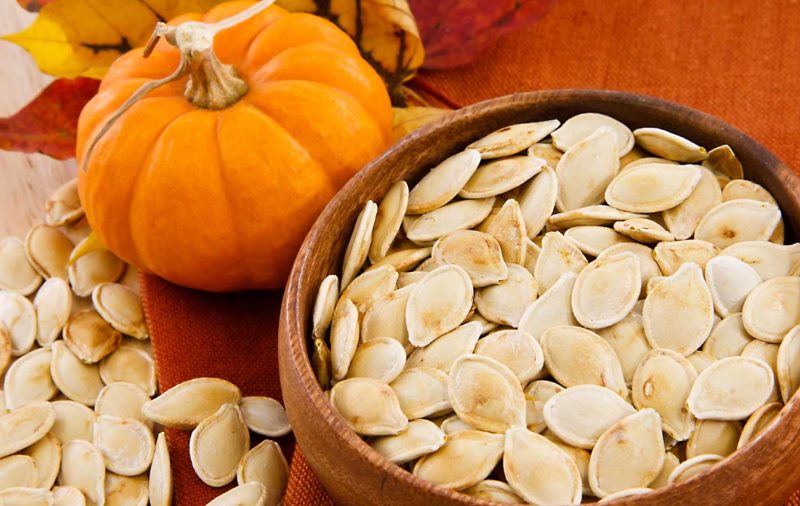 Semi di zucca: proprietà, benefici, utilizzo, rimedi naturali e controindicazioni. Scopri le proprietà benefiche dei semi di zucca, come utilizzarli in cucina o come rimedio naturale, come farli in casa, le controindicazioni e gli effetti collaterali.