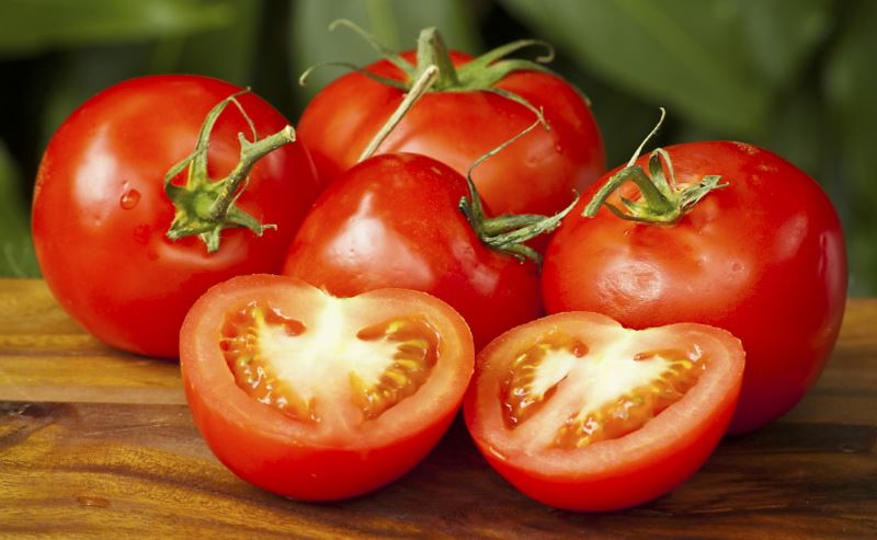 Pomodori proprietà benefici uso e controindicazioni