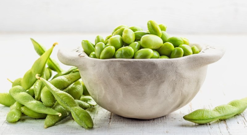 Edamame: proprietà, benefici, valori nutrizionali, usi e controindicazioni. Scopri le proprietà dell'edamame (fagioli di soia acerbi), i benefici per la salute, i valori nutrizionali e le calorie, gli usi in cucina, le controindicazioni e gli effetti collaterali.