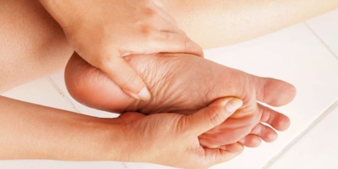 Piede d’atleta: sintomi, cause, prevenzione e rimedi naturali veloci. Scopri le cause del piede d’atleta, i sintomi, cosa fare per prevenire questo disturbo e i migliori rimedi naturali contro il piede d’atleta.