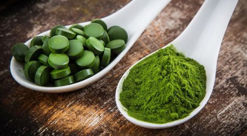 Alga spirulina proprietà, benefici, uso e controindicazioni. Scopri le proprietà dell'alga spirulina, i benefici per la salute, gli usi, le controindicazioni e gli effetti collaterali.