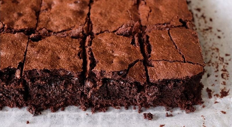 Brownies: ricetta originale semplice + 5 varianti facili e veloci. Scopri come preparare i brownies, tipico dessert dolce della cucina americana, realizzati con cioccolato fondente e nocciole.