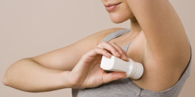 Sudorazione eccessiva (iperidrosi): cause e rimedi per combatterla. Scopri le cause ed i rimedi per contrastare la sudorazione eccessiva curando adeguatamente l'igiene personale ed usando prodotti specifici, come deodoranti e antitraspiranti.