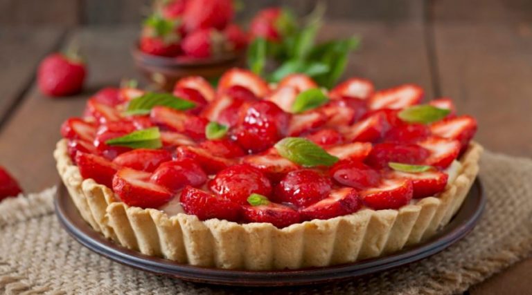 Crostate di frutta: ricetta semplice + altre ricette facili e veloci. Scopri come preparare una buona crostata di frutta, gli ingredienti ed alcune ricette di crostata facili e veloci da realizzare.