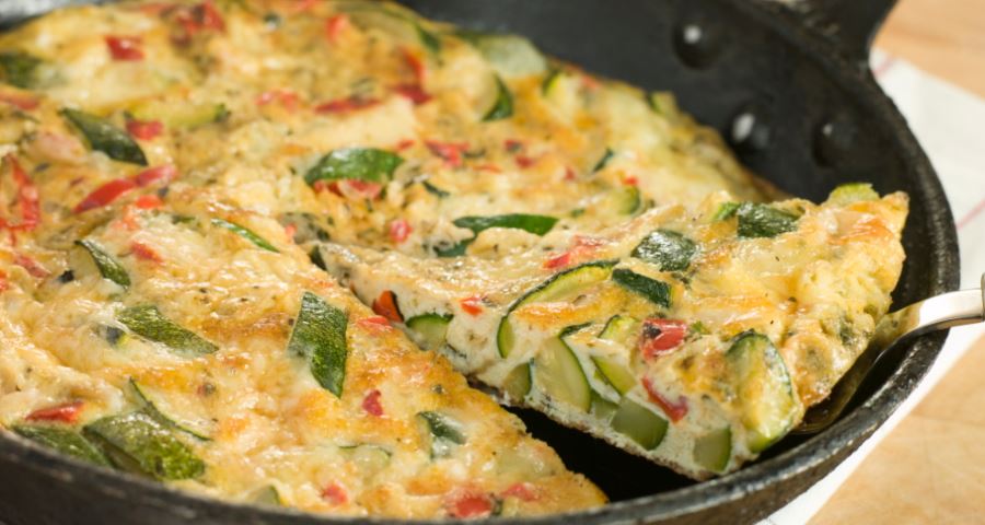 Frittata: ricetta semplice + altre ricette facili e veloci. Scopri come preparare una buona frittata, gli ingredienti ed alcune ricette di frittate facili e veloci da realizzare.