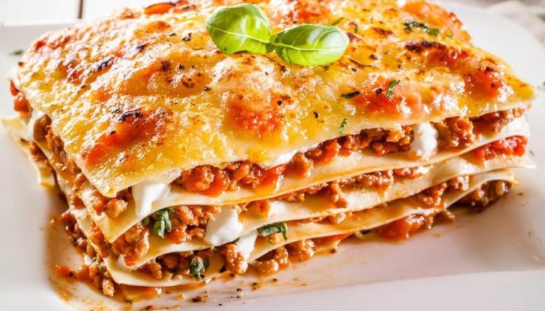Lasagna alla Bolognese: ricetta originale + altre ricette facili e veloci. Scopri come preparare le lasagne alla bolognese, gli ingredienti, i consigli utili per cucinare le lasagne e le migliori ricette di lasagne al forno.