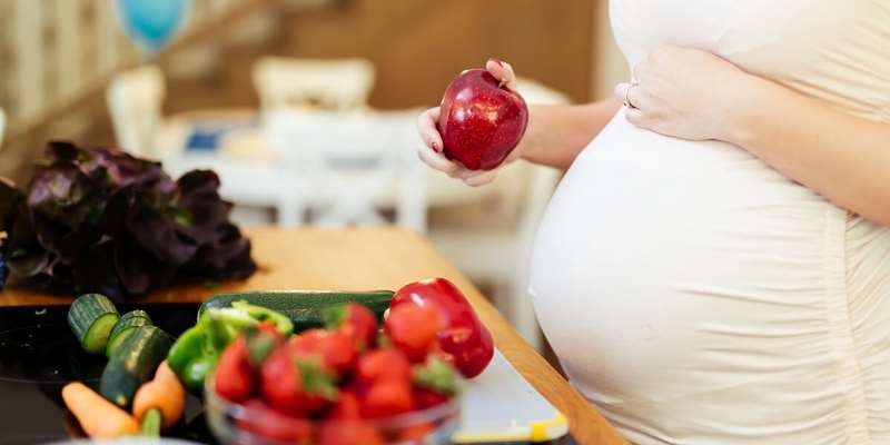 Alimentazione in gravidanza, cosa mangiare e cibi da evitare. Scopri i consigli per una corretta alimentazione in gravidanza, cosa mangiare quando si è incinta ed i cibi vietati in gravidanza.