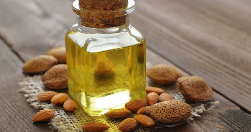 Olio di mandorle dolci: proprietà, benefici, uso e controindicazioni. Scopri le proprietà dell'olio di mandorle dolci, a cosa serve, come usarlo per la cura dei capelli e della pelle, le controindicazioni e gli effetti collaterali.