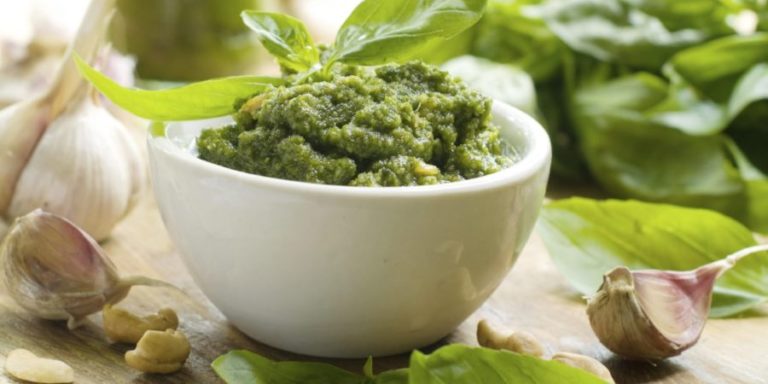 Pesto alla genovese: ricetta originale + altre varianti facili e veloci. Scopri come fare il pesto genovese, gli ingredienti della ricetta classica ed alcune varianti pesto sfiziose.