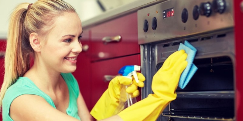 Come pulire il forno in modo naturale: consigli e prodotti da utilizzare. Scopri come fare la pulizia del forno dal grasso bruciato e incrostato da anni e quali prodotti naturali utilizzare per pulire bene il forno.