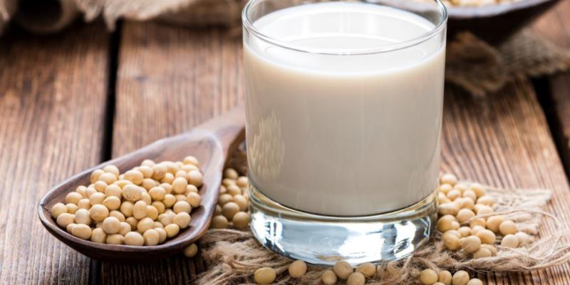 Latte di soia: proprietà, benefici, uso e controindicazioni. Scopri le proprietà del latte di soia, i benefici per la salute, ricetta fai da te, come preparare il latte di soia in casa, gli usi in cucina o in cosmetica, le controindicazioni e gli effetti collaterali.