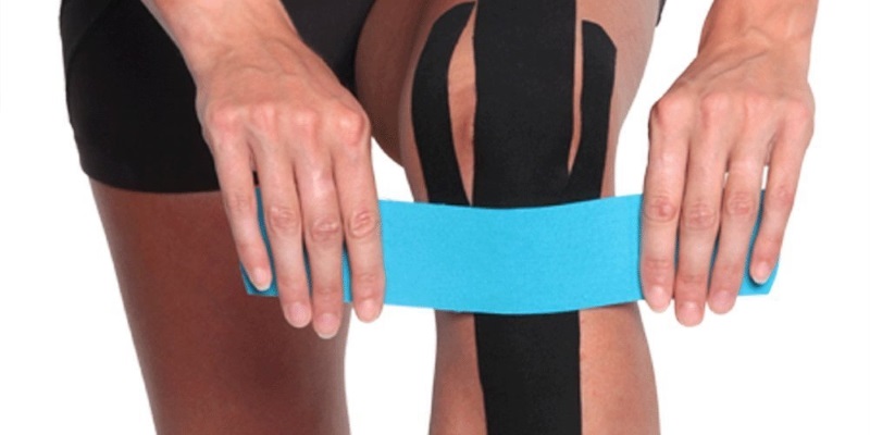 Taping Kinesiologico: una tecnica dai molti benefici. Scopri cos'è il Taping Kinesiologico, a cosa serve, come funziona la tecnica di applicazione del nastro elastico sul corpo e tutti i benefici che questa tecnica porta all’atleta ma anche alla persona comune.