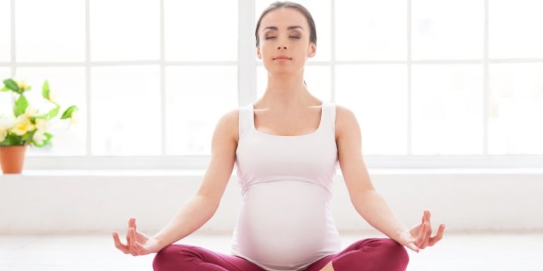 Yoga in gravidanza: benefici, controindicazioni, esercizie come si pratica. Scopri i benefici dello yoga in gravidanza, gli esercizi da fare a casa, come iniziare a praticare yoga e le controindicazioni in gravidanza.