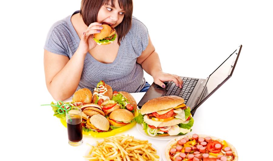 Come smettere di mangiare troppo: 23 trucchi per bloccare la fame nervosa. Vuoi evitare di mangiare troppo e non sai come fare? In questo articolo trovi alcuni semplici consigli su come smettere di mangiare troppo e modificare il proprio comportamento a tavola.