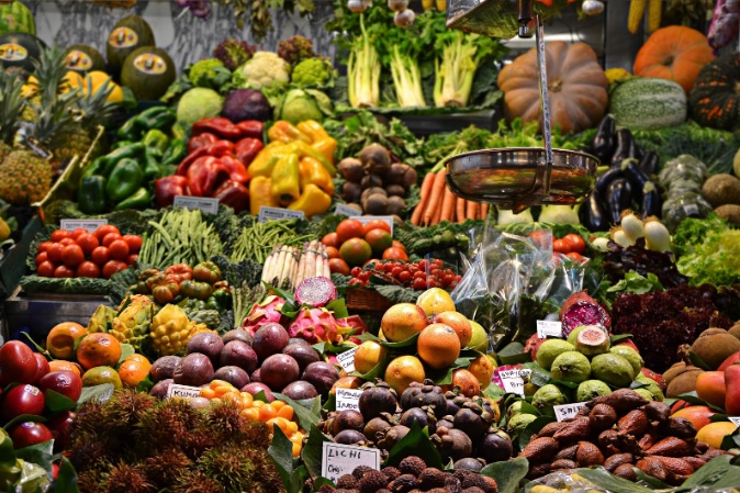 Prodotti della dieta mediterranea , che si possono trovare a prezzi accessibili in ogni supermercato
