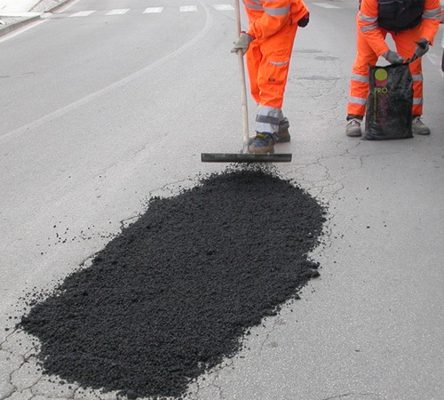 Come togliere il catrame da auto, vestiti, scarpe e pelle