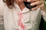 Come togliere le macchie di vino rosso: 7 metodi fai da te veloci ed efficaci.