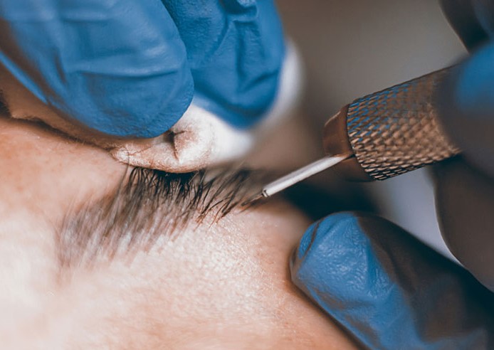 Tatuaggio delle sopracciglia con microblading o dermografia. Come funziona, vantaggi e svantaggi, costi.