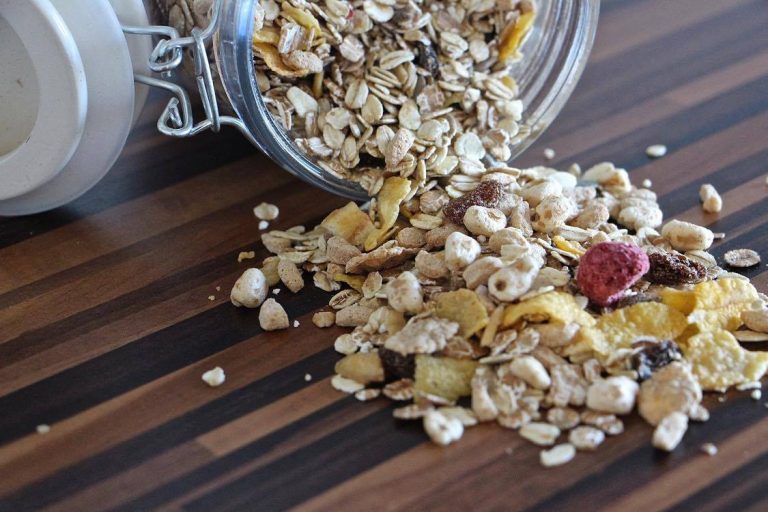 Muesli: che cos’è, perché è importante per la nostra alimentazione, quali sono i suoi benefici e come prepararlo in casa