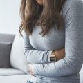Quali sono le cause e rimedi del mal di stomaco e quanto influisce una dieta sbagliata
