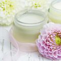 Cos'è l'Olio di Jojoba. A cosa serve, proprietà e le migliori offerte per comprarlo online.