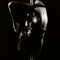 Pole Dance: cos’è, chi può praticarla, i benefici, l’abbigliamento adatto e le controindicazioni