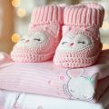 Come scegliere l’abbigliamento adatto ai neonati: i tessuti, i colori e  come vestirlo in base alle stagioni