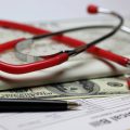 Assicurazione sanitaria: che cos’è, che cosa copre, da chi può essere stipulata e i costi