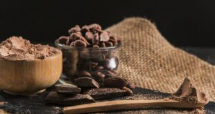 deliziosa-composizione-al-cioccolato-su-panno-scuro