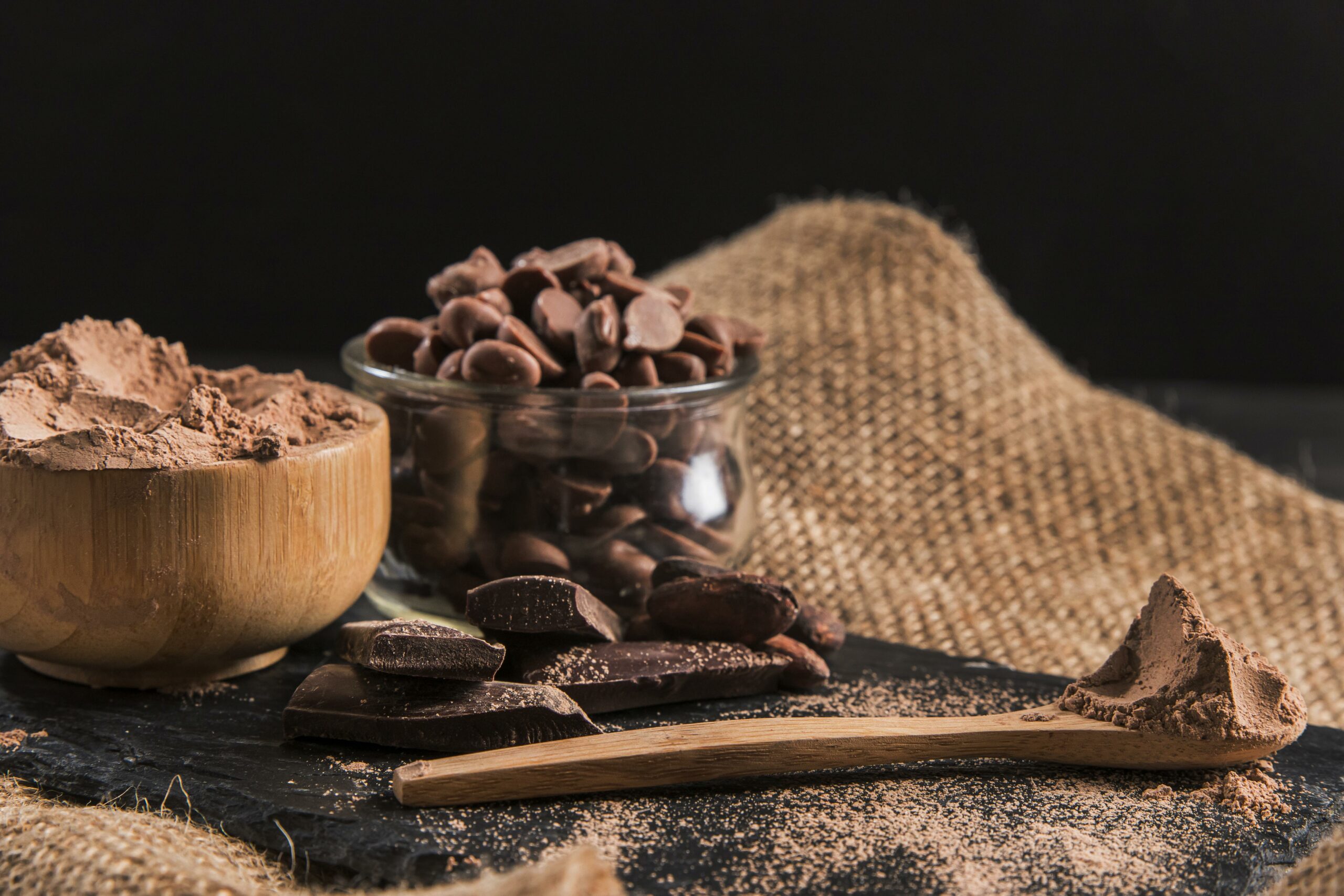 deliziosa-composizione-al-cioccolato-su-panno-scuro